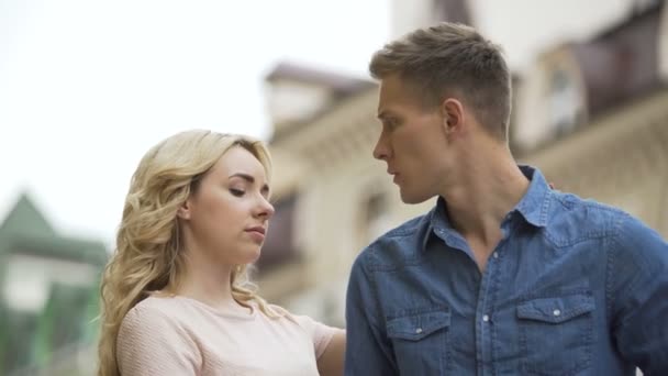 A fiatalember vár dátumot, hátulról jövő barátnője, bocsánatkérő megjelenés — Stock videók