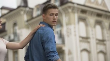 Sevgili arkadaşı sarılma ve öpüşme, aşk bir çift için bekleyen endişeli adam