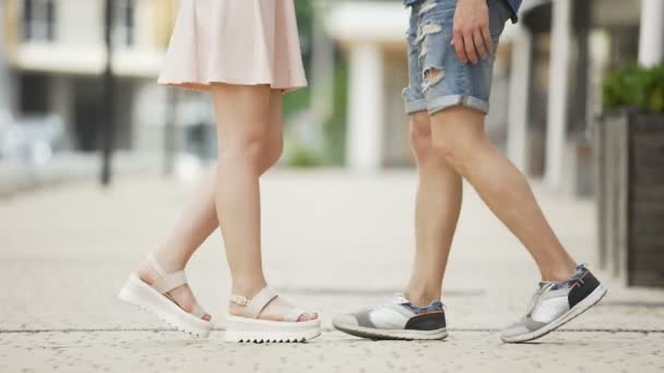 Las piernas del joven hombre y la mujer que se acercan entre sí, relación romántica, fecha — Vídeos de Stock