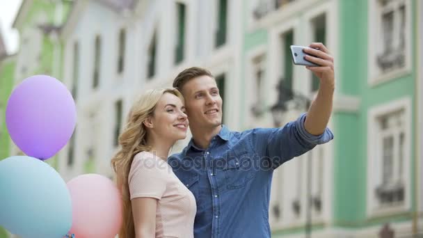 Přítelkyně a přítel líbání v ulici a pořizování selfie, romantické fotky — Stock video