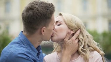 Çift öpüşme, kağıt kalp, aşk, romantik genç insanlar kadar koyarak kız