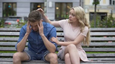 Endişeli adam oturan tezgah, kız onu sakin, sorunları, destek