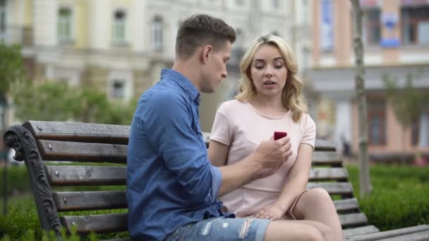 Парень делает предложение с кольцом девушке, девушка отказывается жениться, разочарование — стоковое видео