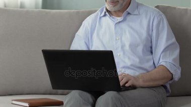 Gri saçlı erkek kullanarak dizüstü bilgisayar, online iletişim, Gelin arama online hizmet