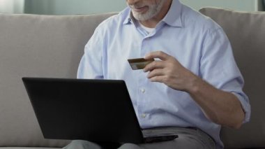 Bilgisayarda, online ödeme, kıdemli erkek yazarak kredi kartı numarasını alışveriş