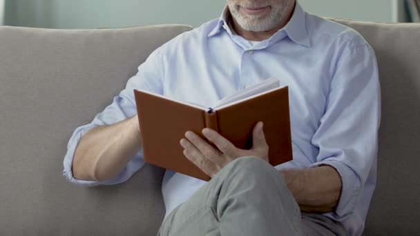 Hombre retirado hojeando un cuaderno, revisando planes de jubilación, tiempo libre — Vídeos de Stock