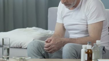 Yatak, ilaç yan, arka hemşire getirerek tekerlekli sandalye üzerinde oturan yaşlı adam