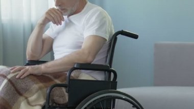 Yalnız ve unutulmuş duygu Hemşirelik evde, tekerlekli sandalyede oturan yaşlı adam