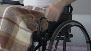 Adam tekerlekli sandalyeye mahkum eller sonrası yaralanma rehabilitasyon kursu tarafından itmek başlangıç