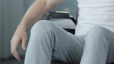 Adam tekerlekli sandalye geri kamera için verdiğine durum acı dönüm