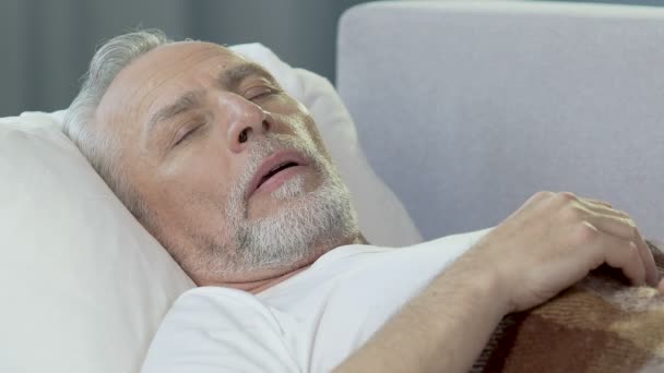 Yatakta yatan ve nap, iyi sağlık ve ses uyku, öğleden sonra geri kalan sahip yaşlı adam — Stok video