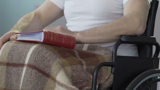 Muž sedící invalidní vozík, otevření fotoalba se podívat na obrázky, vzpomínek na minulost — Stock video