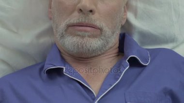 Yatakta yatan ve uyku, eski erkek ağır, horlama uyku sorunları sakallı