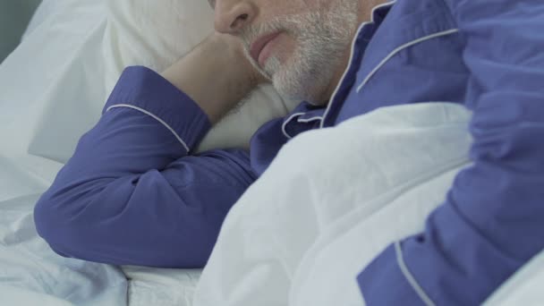 Viejo barbudo acostado a su lado y durmiendo, buen descanso nocturno restaurando energía — Vídeos de Stock