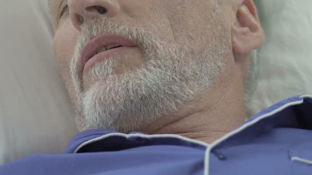 Älterer Mann schläft mit halb offenem Mund und Schnarchen, gesunder und gesunder Schlaf — Stockvideo