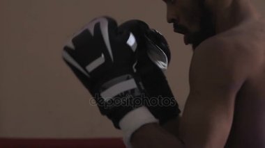 Vücut açtıktan sonra onun Koç ağır darbe dirseğinden başlayarak ile egzersiz güreşçi