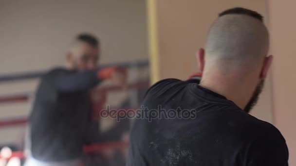 Professionell boxare tränar, skugga kämpar framför spegeln i gymmet — Stockvideo