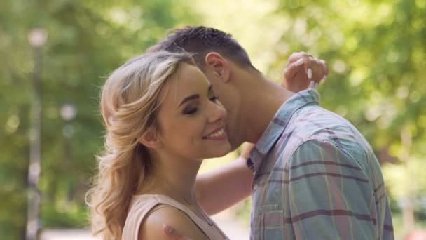 Couple tendre embrassant doucement dans le parc, premier amour et relation romantique — Video