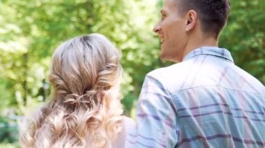 Tarihi park zevk, gülen ve sarılma, uyuşuk Romantik Çift