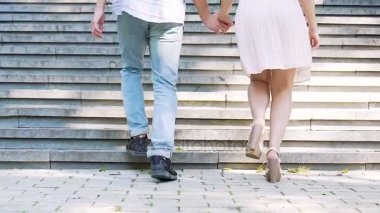 Kolay olacak genç adam ve park, üst katta çalışan kadının tasasız hayat