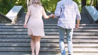 Elele ve birlikte başarı doğru üst katta çalışan sadece evli çift