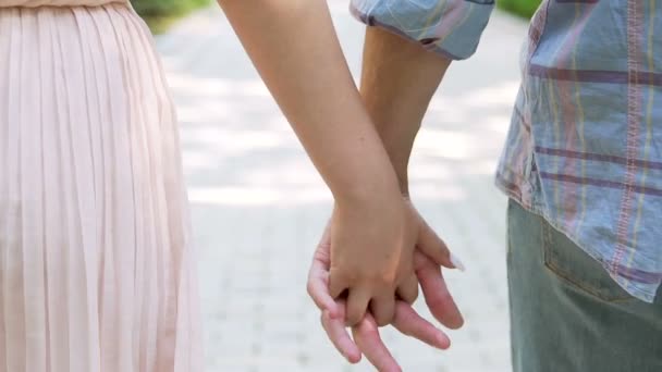 Hombre y mujer tomados de la mano firmemente, pareja romántica frente a desafío juntos — Vídeos de Stock