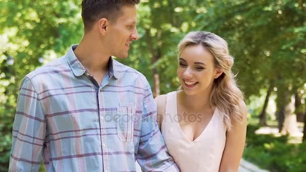 Felicidad del hombre y la mujer enamorados caminando juntos con sonrisas en rostros jóvenes — Vídeos de Stock