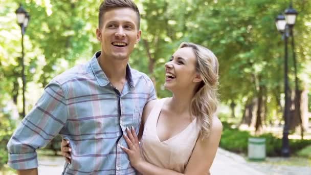夏の公園でロマンチックなデートを楽しむ陽気な若いカップルの感情スローモーション — ストック動画