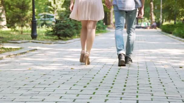 Hermosa pareja paseando en el parque de verano, relación romántica, primer amor — Vídeo de stock