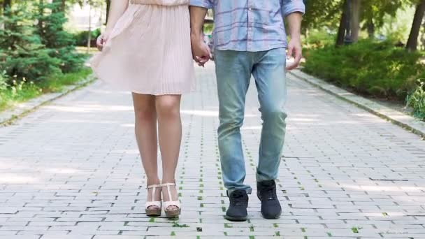 Pieds de jeune homme et de jeune femme marchant à pas, couple se déplaçant vers l'avenir ensemble — Video