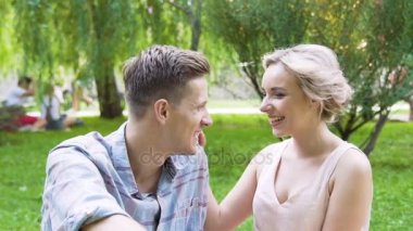 İhale genç evli çift oturma yeşil park, mutlu ilişki, uyuşuk