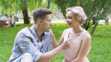 Tatlılar birlikte yemek, birbirimizi besleme ve gülüyor, mutluluk mutlu çift