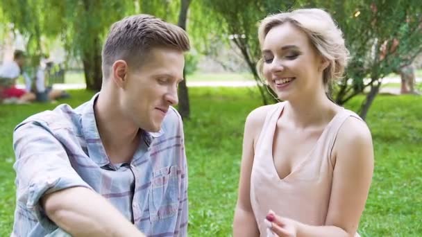 Glada vackra lady utfodring älskade pojkvän med berry utomhus, långsamma-mo — Stockvideo