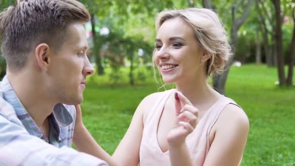 Flerte loira alimentação bonito jovem com framboesa doce, piquenique concurso — Vídeo de Stock