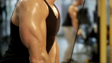 Terli sporcu spor salonunda çekme-çıkışlar, üst vücut yakın çekim yaparak çalışma dışarı