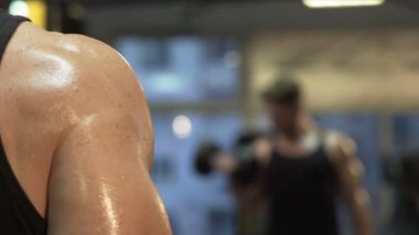 Kaslı adam ayna, spor olarak etkin çalışma önünde büyük halter kaldırma