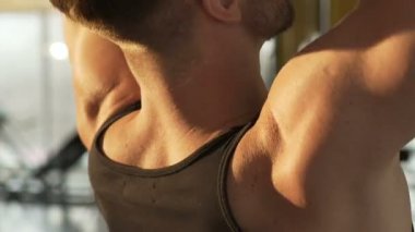 Spor salonunda, güçlü erkeksi vücut aşağı açılır egzersiz yaparak çalışma dışarı yığını