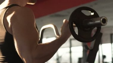 Güçlü kas vücut geliştirme lift-ups spor salonu, barda curl ile yapıyor yığını