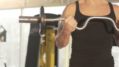 CURL bar vücut geliştirmeci egzersiz güçlü kaslı kollarıyla kaldırma uygun erkek atlet