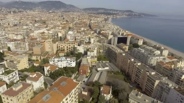 Πόλη θέρετρο που βρίσκεται κατά μήκος της seacoast, πυκνά δομημένη περιοχή, διακοπές στη Νίκαια Γαλλία — Αρχείο Βίντεο