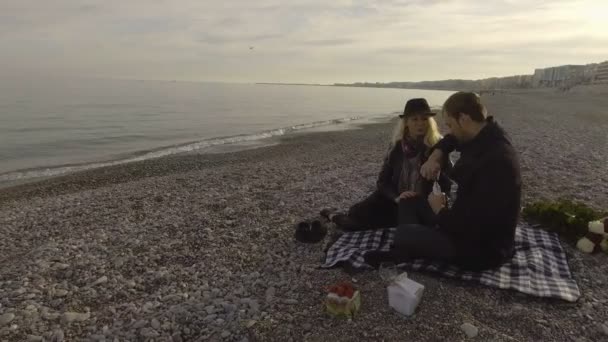 Coppia apri bottiglia di vino, romantico picnic al mare a Nizza, Francia, amore — Video Stock