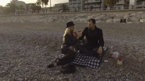 Hermandad femenina y masculina bebiendo vino en la playa de la Riviera Francesa, romántico — Vídeo de stock