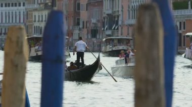 Taksilerine ve gondol Venedik kanal genelinde turist yelken