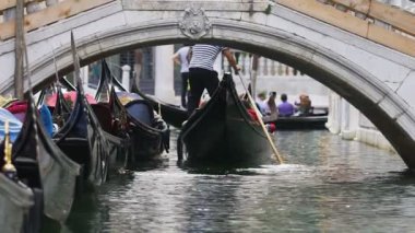 Köprü, tekneler bir kenara ile dar kanal boyunca turist taşıyan birkaç gondol