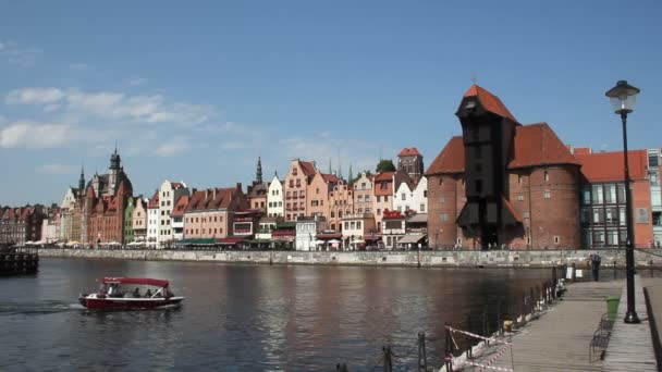 Powerboat gaan over rivier met rij huizen uitgelijnd langs de rivieroever, Gdansk — Stockvideo