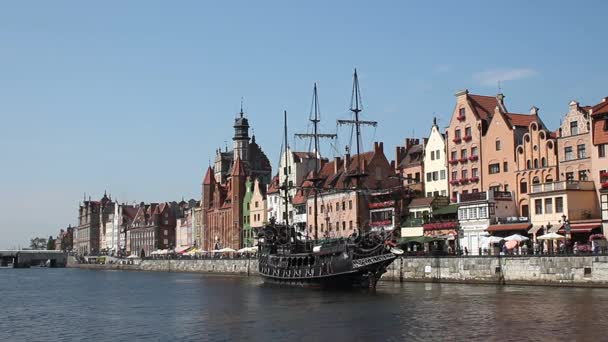 Frente al mar con casas adosadas históricas, antiguo barco estilizado navegando por el río — Vídeo de stock