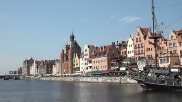 Średniowiecznym statków przewożących turystów w dół rzeki w stare miasto europejskie, timelapse — Wideo stockowe