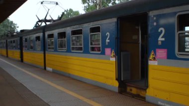 Yolcular banliyö taşıma tren istasyonunda bekleyen şehir treni