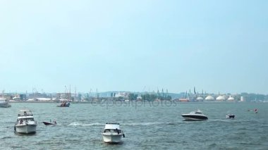 Yüzen ve dalgalı deniz manzarasında mesafe limanda yelken sürat tekneleri