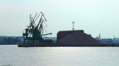 Bağlantı noktası Vinçler ve sahil, endüstriyel altyapı rıhtımda siluetleri